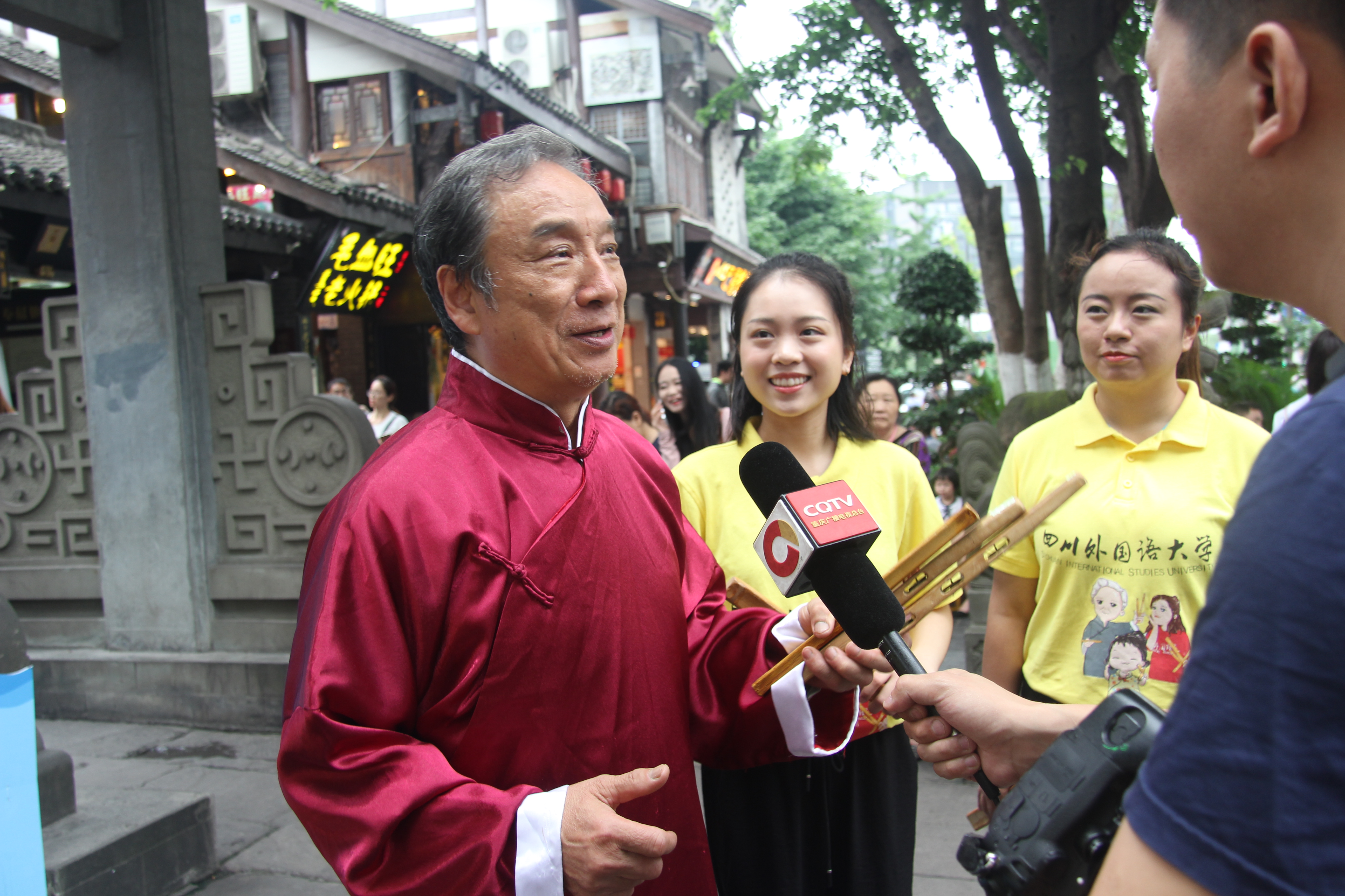 国家级代表性传承人,我校客座教授丁长福接受重庆电视台记者的采访