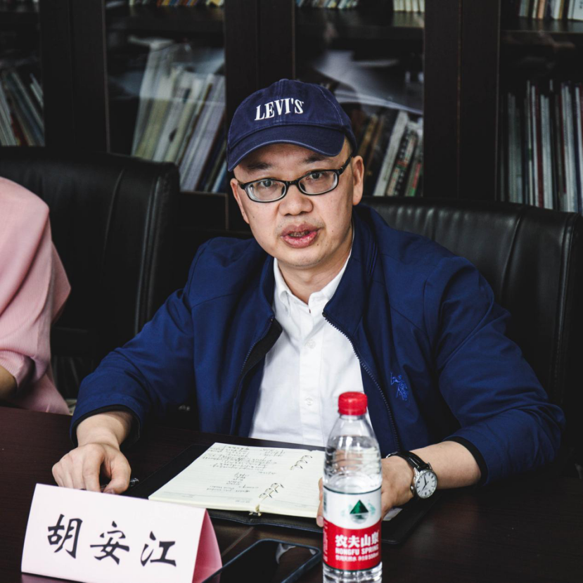 最后,殷和素院长代表学院对胡安江教授的指导表示衷心感谢,并希望大家